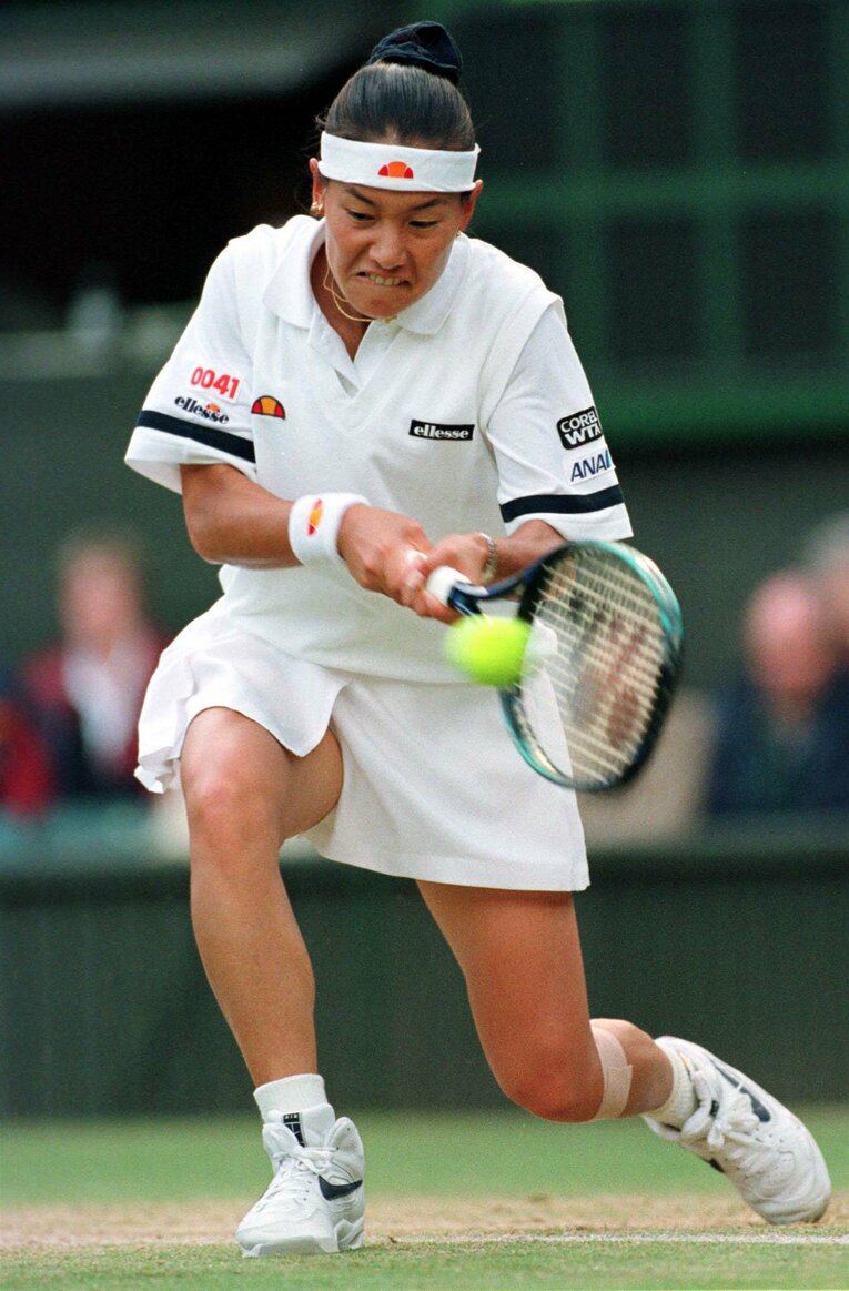 相手の球がまだ十分に弾んでいない状態で、いち早く返球する〈ライジング打法〉が伊達の武器だった　©AFLO