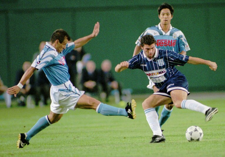 1996年、親善試合でのドゥンガと福西　©AP/AFLO