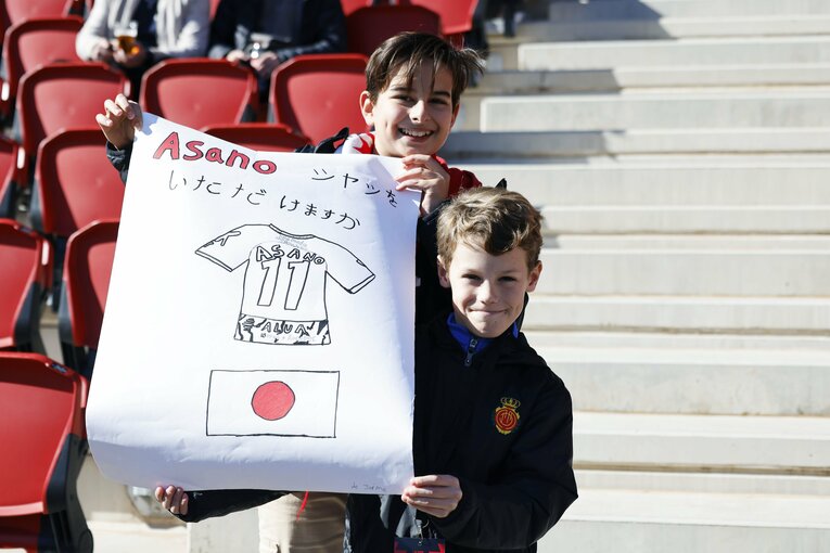 浅野を応援するファンの姿も　©Daisuke Nakashima