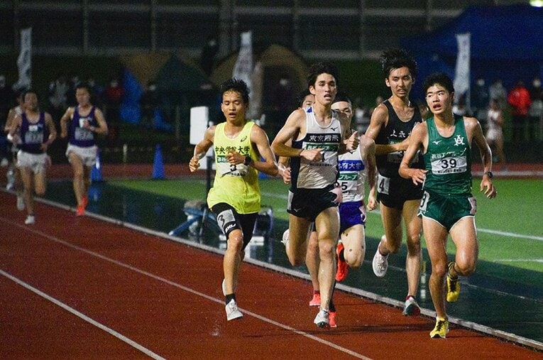 全日本大学駅伝関東選考会で日本人2位に入った東京国際大・丹所健（中央／4番）。同校は1位で本選出場を決めた ／ photograph by Satoshi Wada