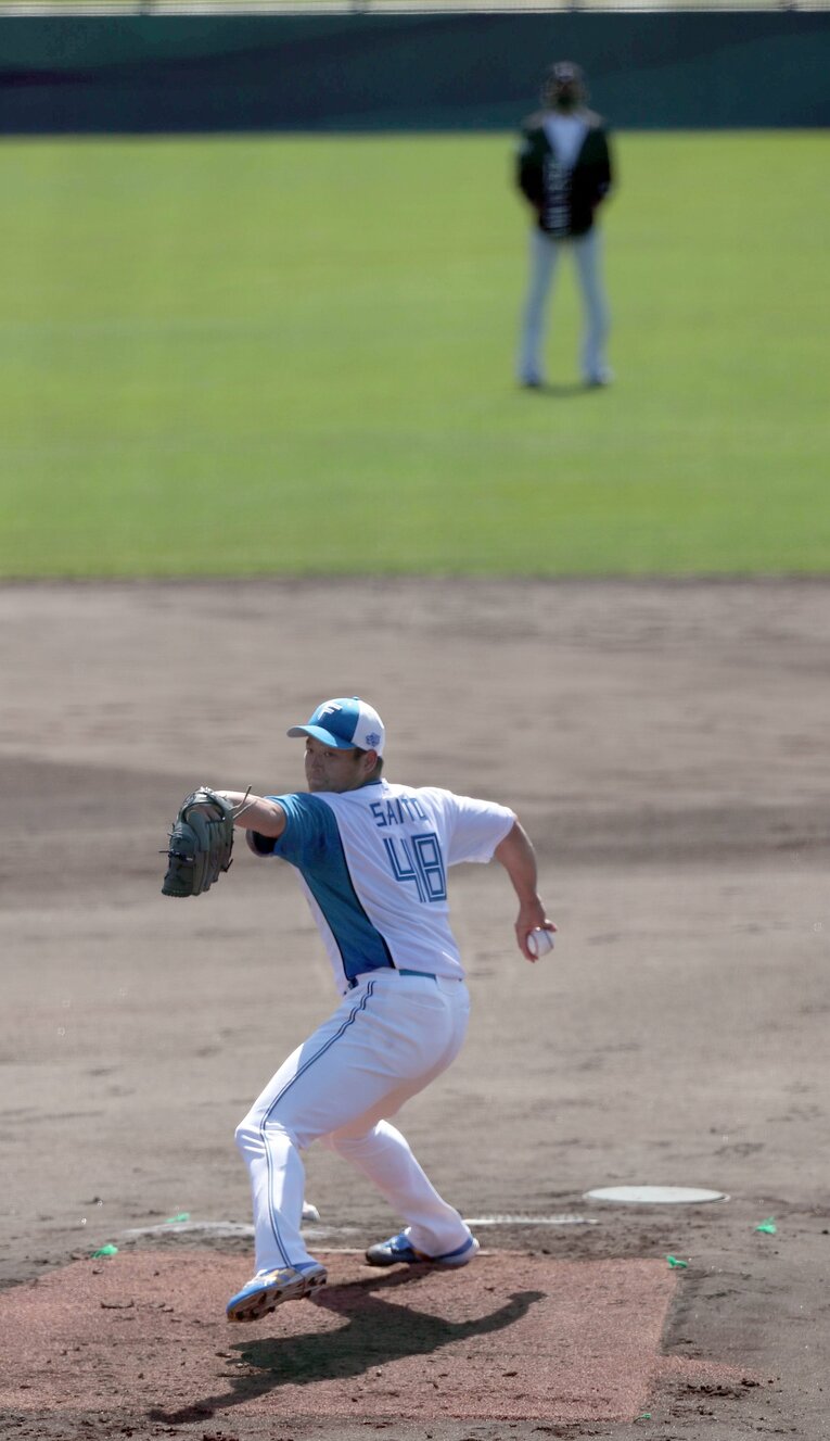 ライブBPで投球する齋藤友貴哉を背後から見つめる新庄剛志監督（2024年2月）　©︎SANKEI SHIMBUN