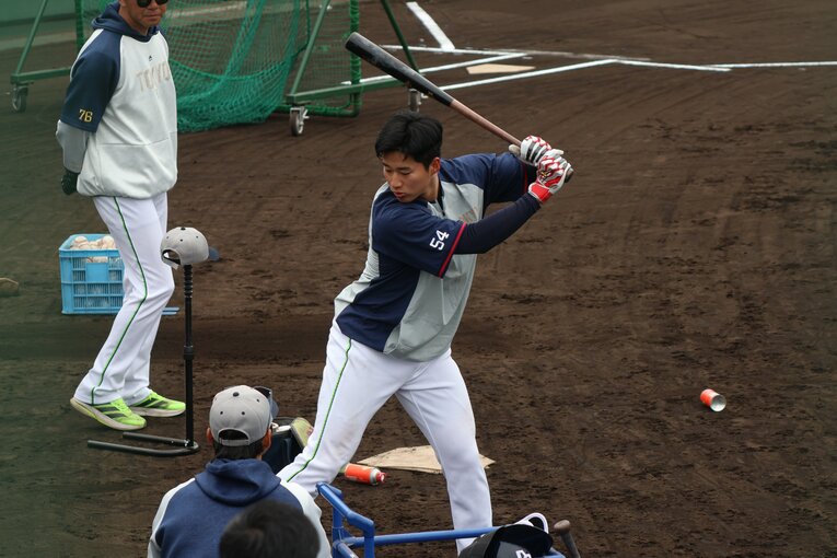 目下はバッティング強化に力を入れる。体重は高校時代から8キロ増　©Fumi Sawai