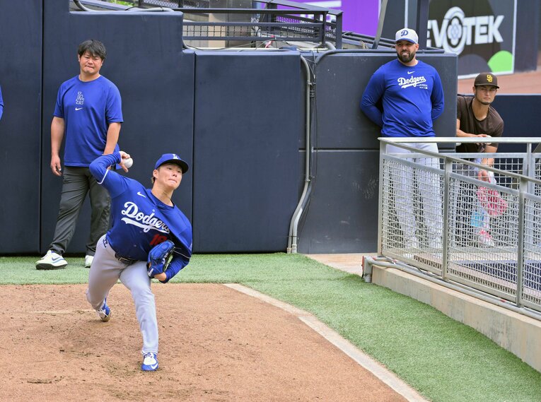 ドジャース山本由伸の投球練習を凝視するダルビッシュ　©JIJI PRESS