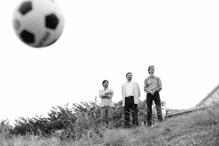 多摩川の河川敷で前園真聖、フローラン・ダバディとサッカー談義　©︎Tamon Matsuzono