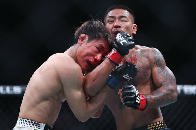 日本人初のUFC王者を目指してタイトルマッチに挑んだ平良達郎。王者ジョシュア・ヴァンに食い下がるも、5ラウンドに力尽きた ／ photograph by Getty Images