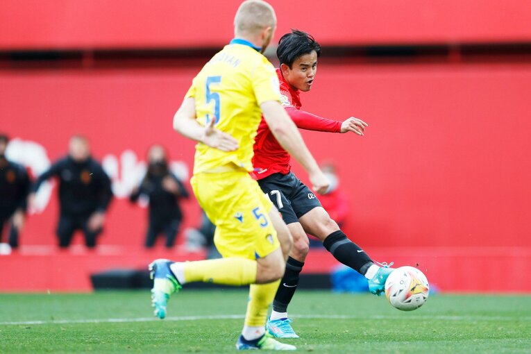 「クボはファウル覚悟で止めなければ」 残留争いで久保建英が大仕事…辛口のタクシー運転手もニコリ〈カメラマン現地取材〉(27)