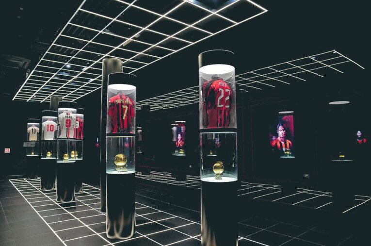 6選手分、8つのバロンドールトロフィーが展示されているACミランのミュージアム。本物はシェフチェンコとファンバステンのものだけ ／ photograph by L’Équipe