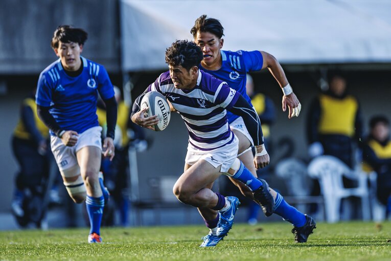 明治反撃の狼煙となった、前半22分の伊藤のトライ直前のラン　©Kiichi Matsumoto