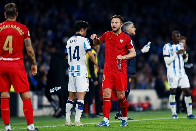 ゲームが切れた際に、元バルサのラキティッチが久保を労うようなシーンがあった　©Daisuke Nakashima