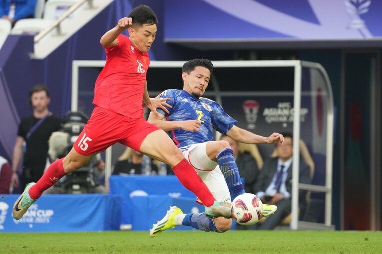 菅原由勢が守る日本の右サイドを攻めるベトナム　©Masashi Hara