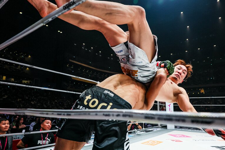 シェイドゥラエフのジャーマンスープレックスの連続写真（6枚目／全9枚） ©Susumu Nagao