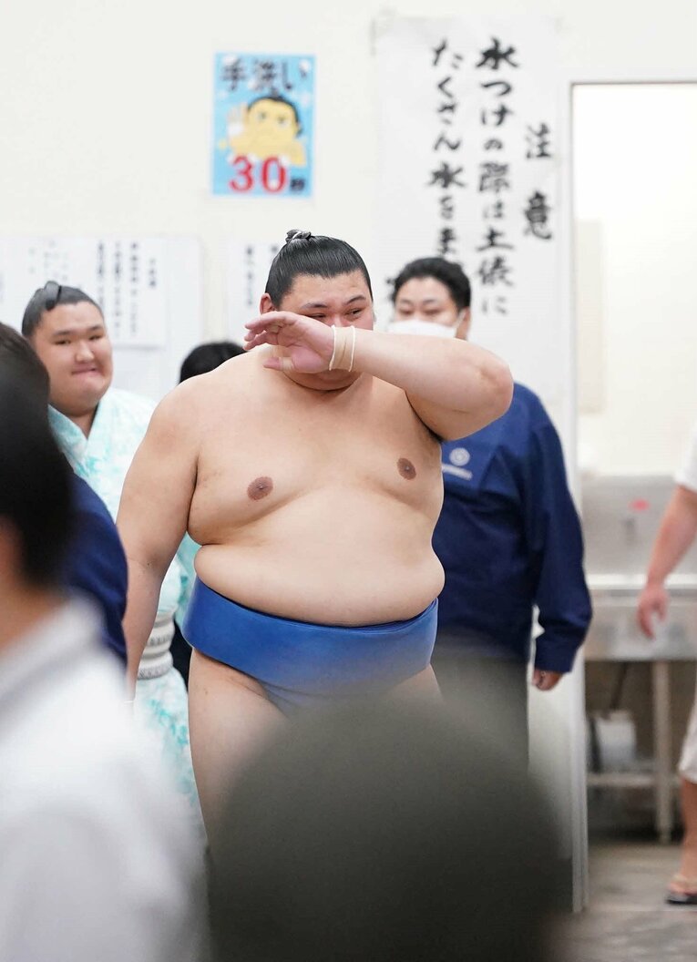 初優勝のあと、支度部屋で目頭を押さえる大の里　©JIJI PRESS