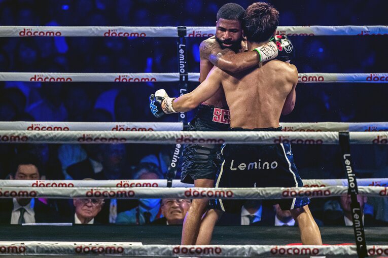 フルトンは何度かクリンチを試みるも、井上には通用しなかった　©︎Takuya Sugiyama