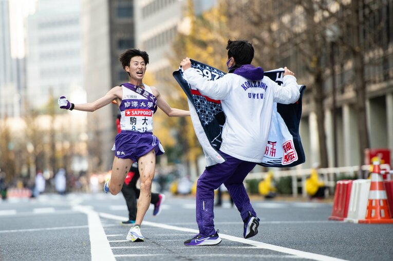神戸が飛び出し石川を迎える（逆転優勝のゴールシーン15/23） ©Nanae Suzuki