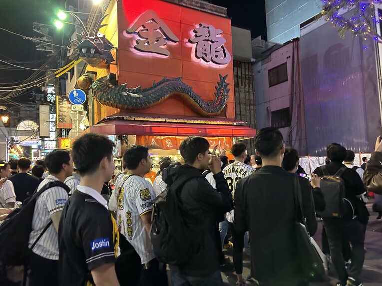 日本シリーズ優勝後、道頓堀付近の様子（全5枚中の1枚目）　©Kou Hiroo