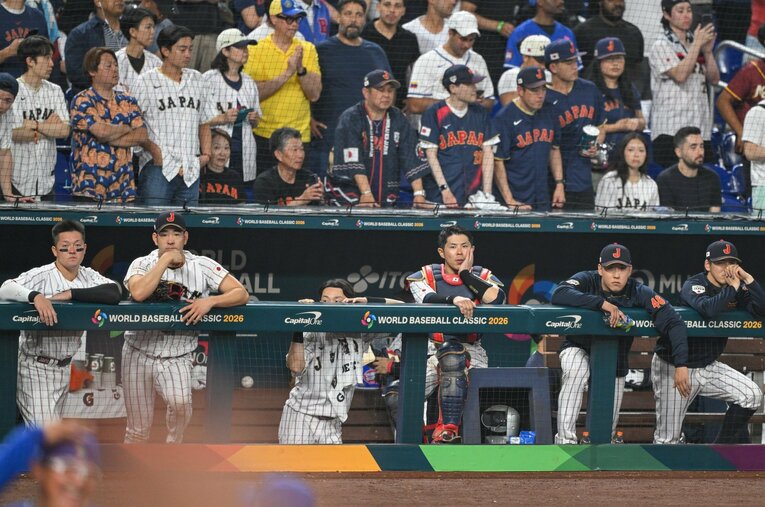 WBC決勝ラウンドの準々決勝でベネズエラに敗れ、呆然とする日本ベンチ。ライバルでもあった米国メディアはその敗戦をどうみたのか ／ photograph by Nanae Suzuki
