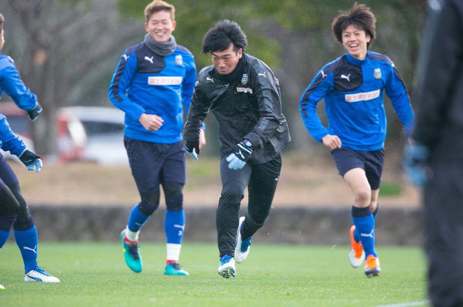 「三笘薫は天才肌、田中碧と旗手怜央は…」“32歳で指導歴10年超”吉田勇樹コーチに聞く「フロンターレから逸材が生まれるワケ」<Number Web> photograph by KAWASAKI FRONTALE