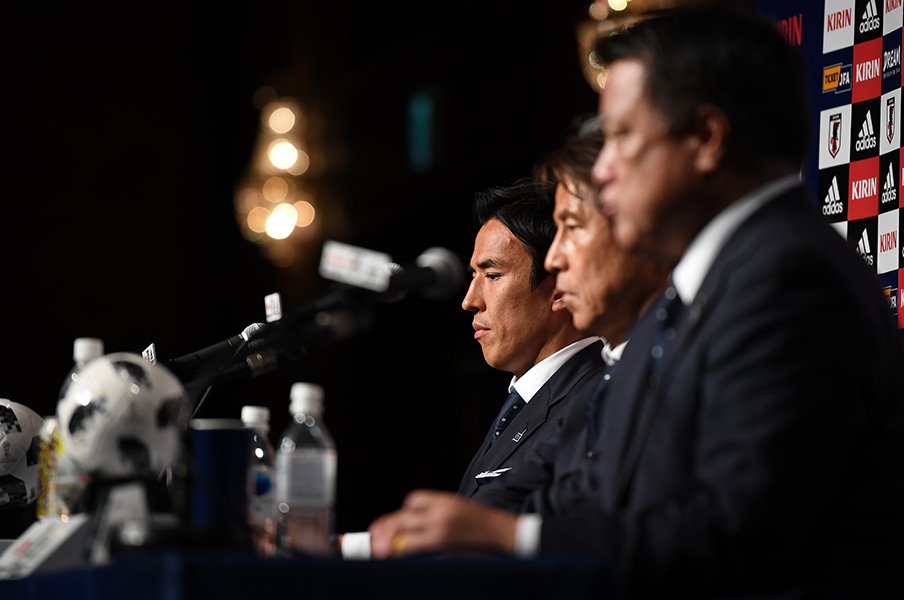 長谷部誠の心が整っていない頃秘話。「もう代表はいいです」と進路相談。<Number Web> photograph by Getty Images
