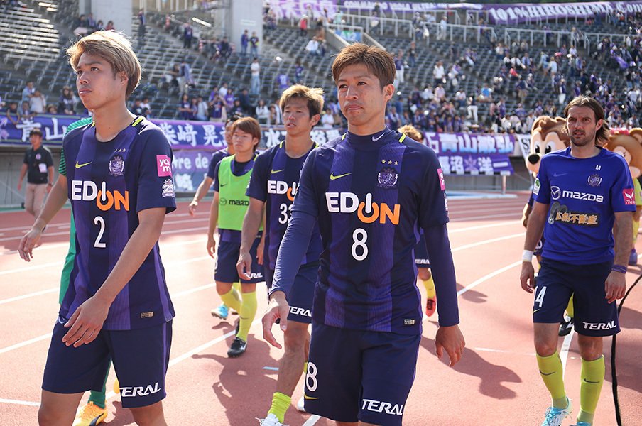 降格圏の広島、データは意外と……?シュートやパスは優勝した年より上。<Number Web> photograph by J.LEAGUE PHOTOS