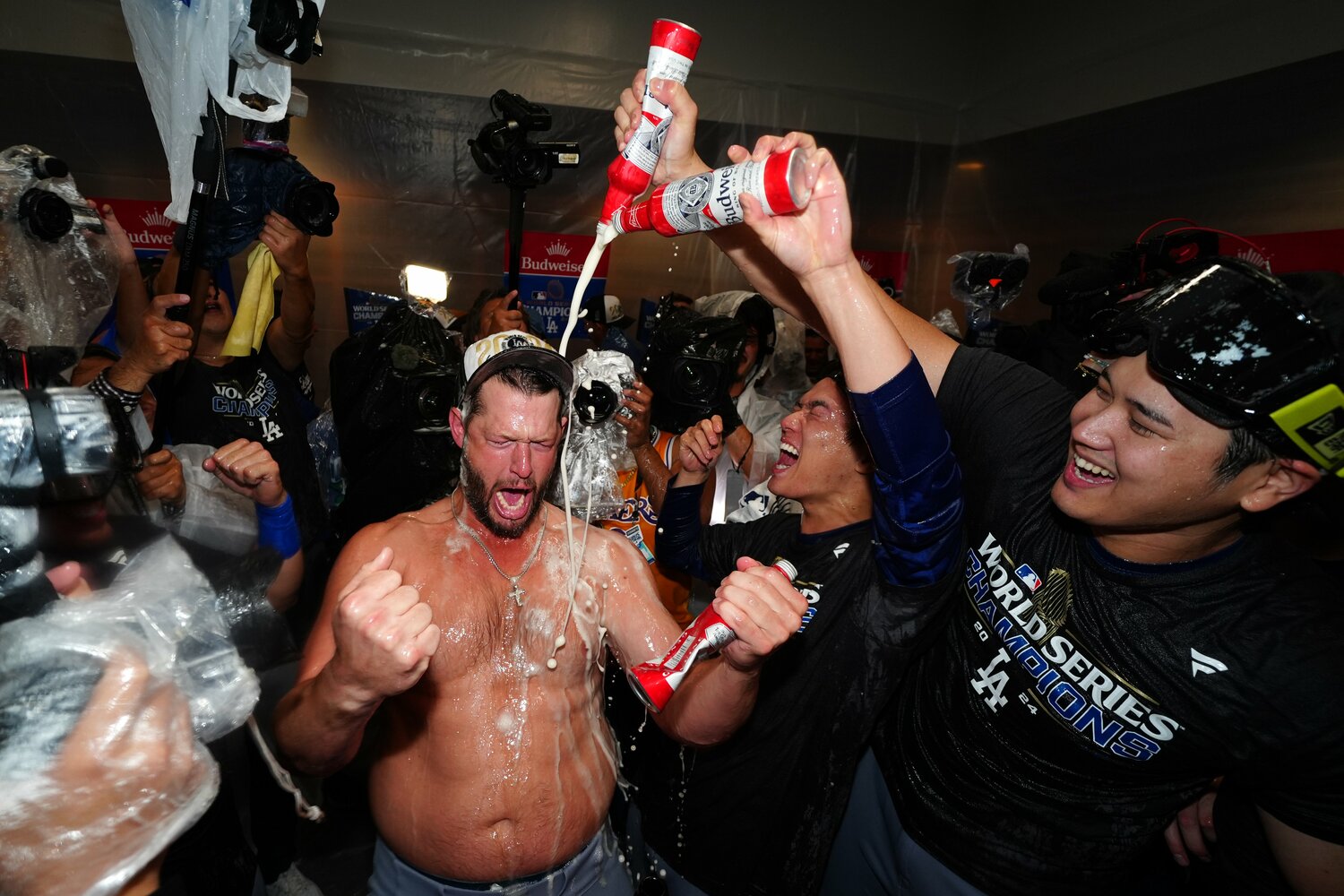 カーショーに容赦なくバドワイザーを浴びせる大谷翔平と山本由伸 ©Getty Images