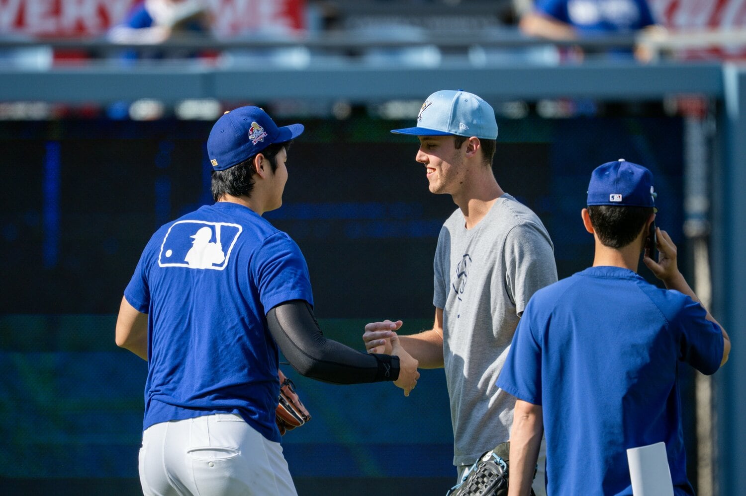 ミジオロウスキーと握手する大谷 ©Nanae Suzuki