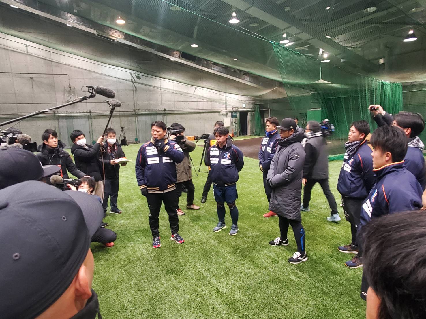 主将を務める藤原は橋上秀樹監督の隣で訓示を聞いた ©Shunsaku Sakai