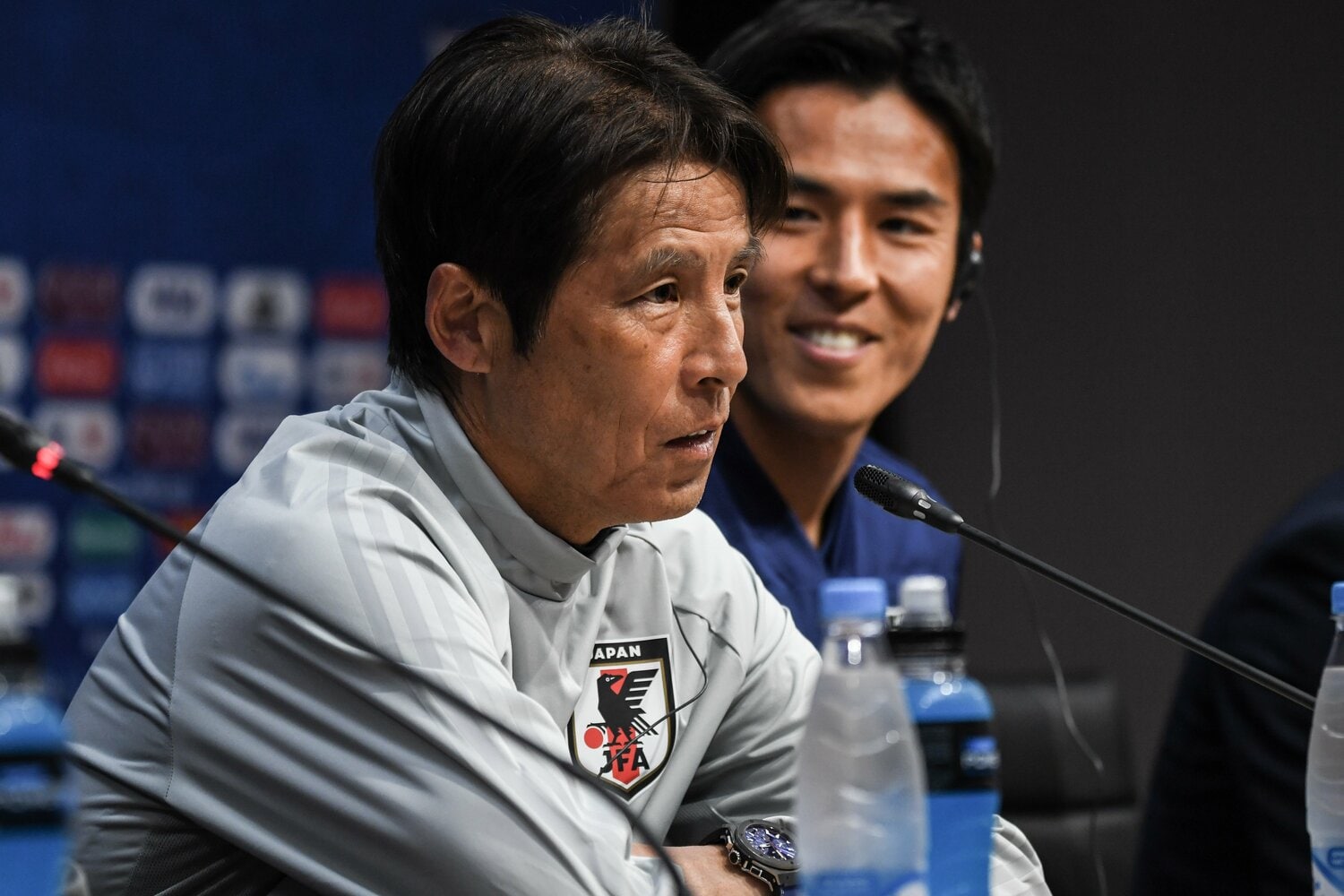 ロシアW杯で西野朗監督とともに会見に出席し笑顔で監督を見守る長谷部 Asami Enomoto/JMPAJMPA