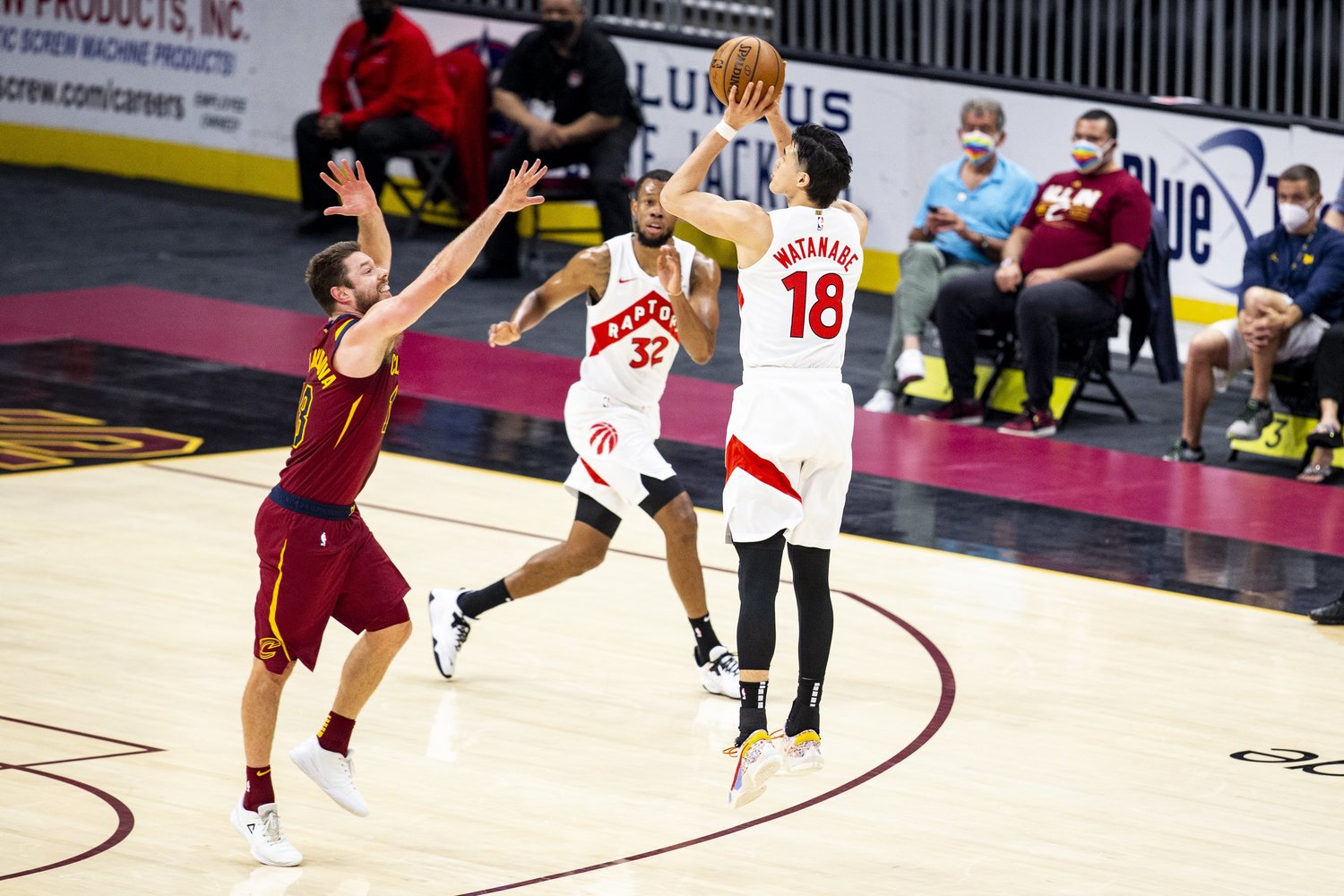 10日キャブス戦で3ポイントシュートを決める渡邊 ©︎Getty Images