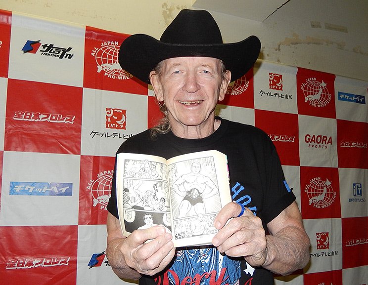 コミックを手に写真におさまるドリー・ファンクJr.　（2015年、筆者撮影）