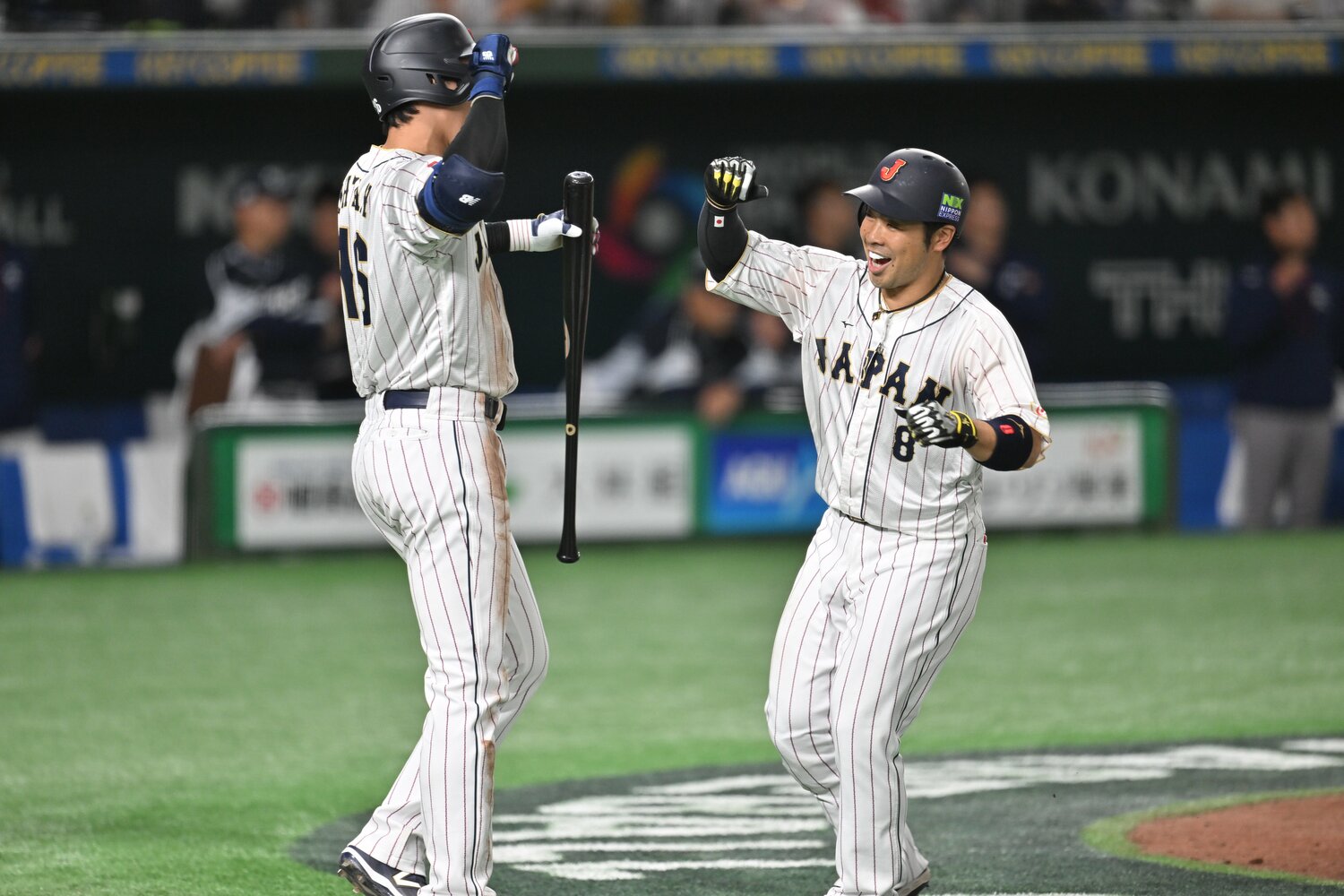 ホームラン後、大谷翔平とハイタッチ ©Naoya Sanuki