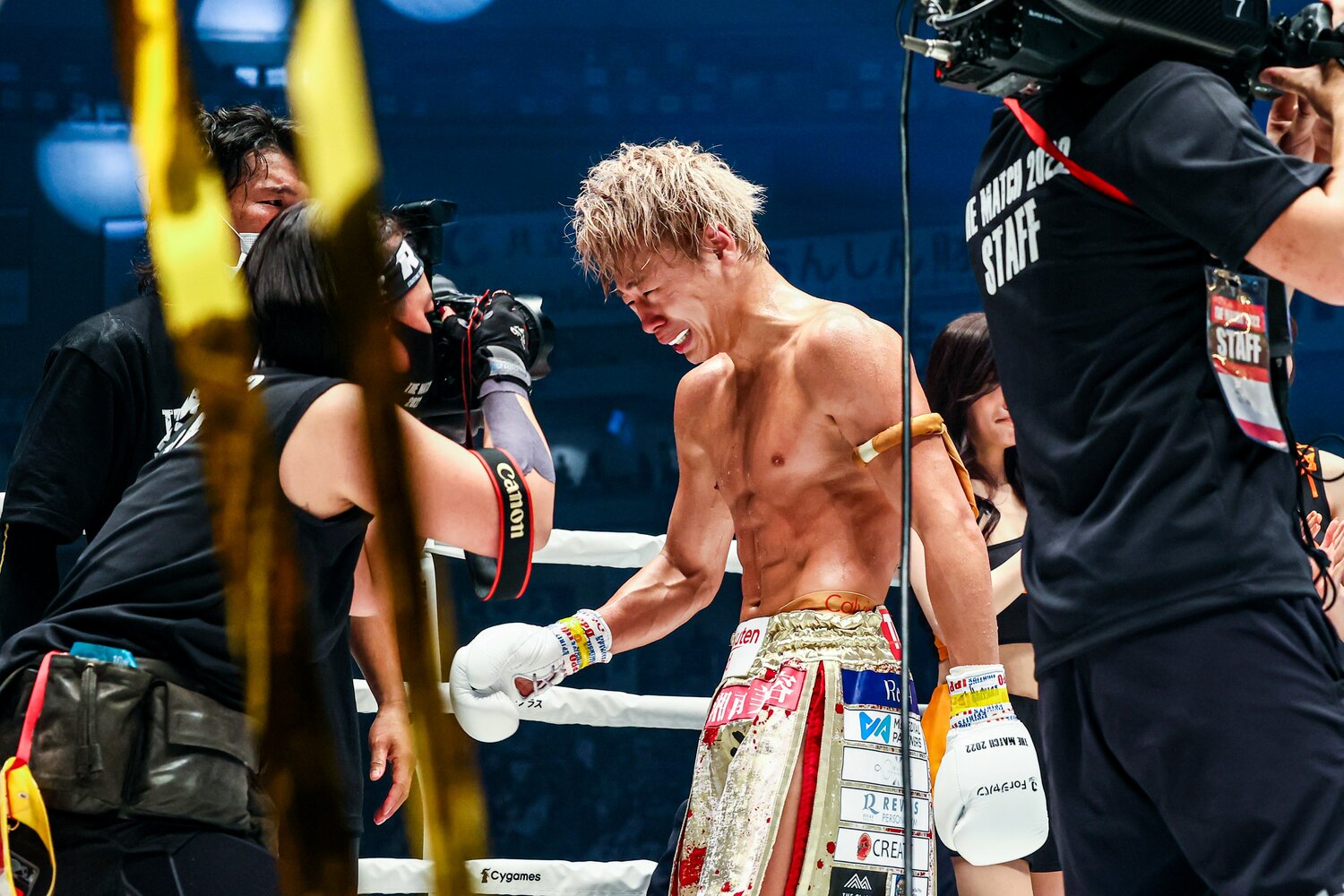 号泣しながらリングを後にする武尊。その姿にも、多くの観客から声援が集まった ©THE MATCH 2022/Susumu Nagao