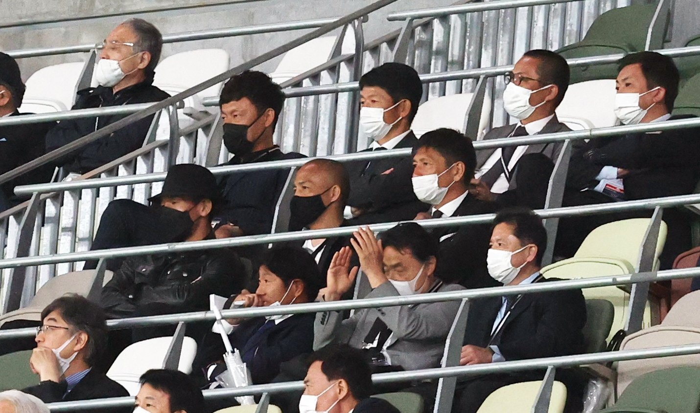 6月6日のブラジル戦を観戦した中田と小野伸二（真ん中一番左から）。中田にとっては初の新国立競技場だった　©SPORTS NIPPON