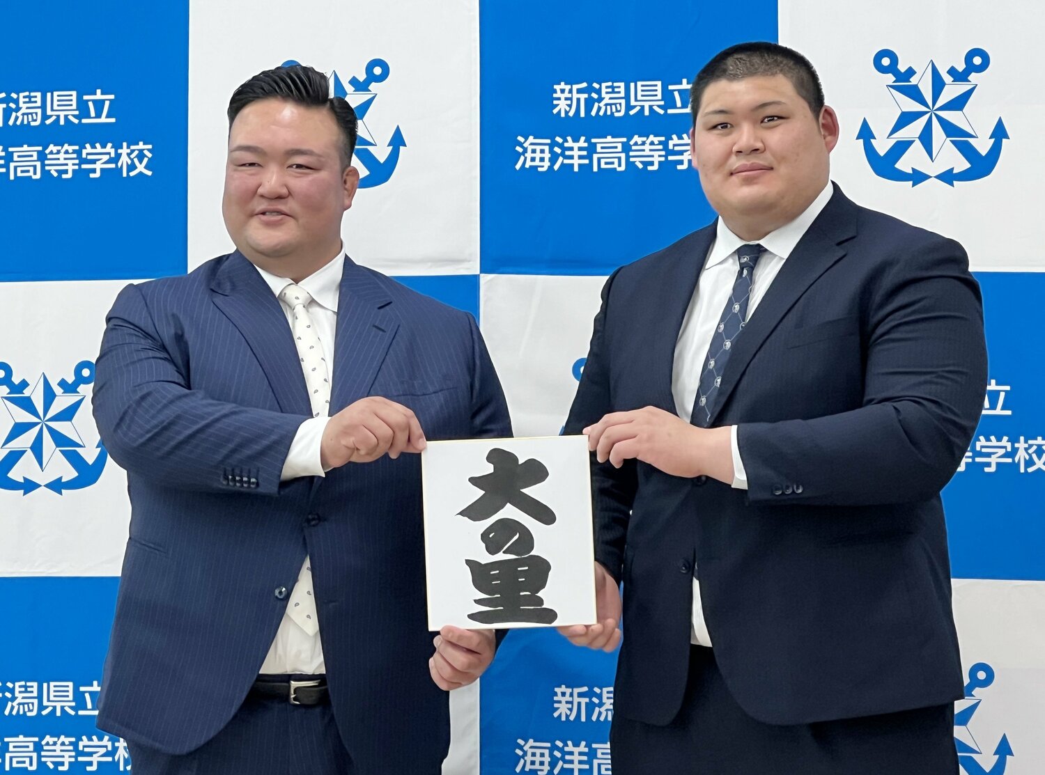 昨年4月6日、しこ名「大の里」を発表する記者会見。師匠の二所ノ関親方（元横綱稀勢の里）と、母校の新潟県糸魚川市の海洋高で　©JIJI PRESS