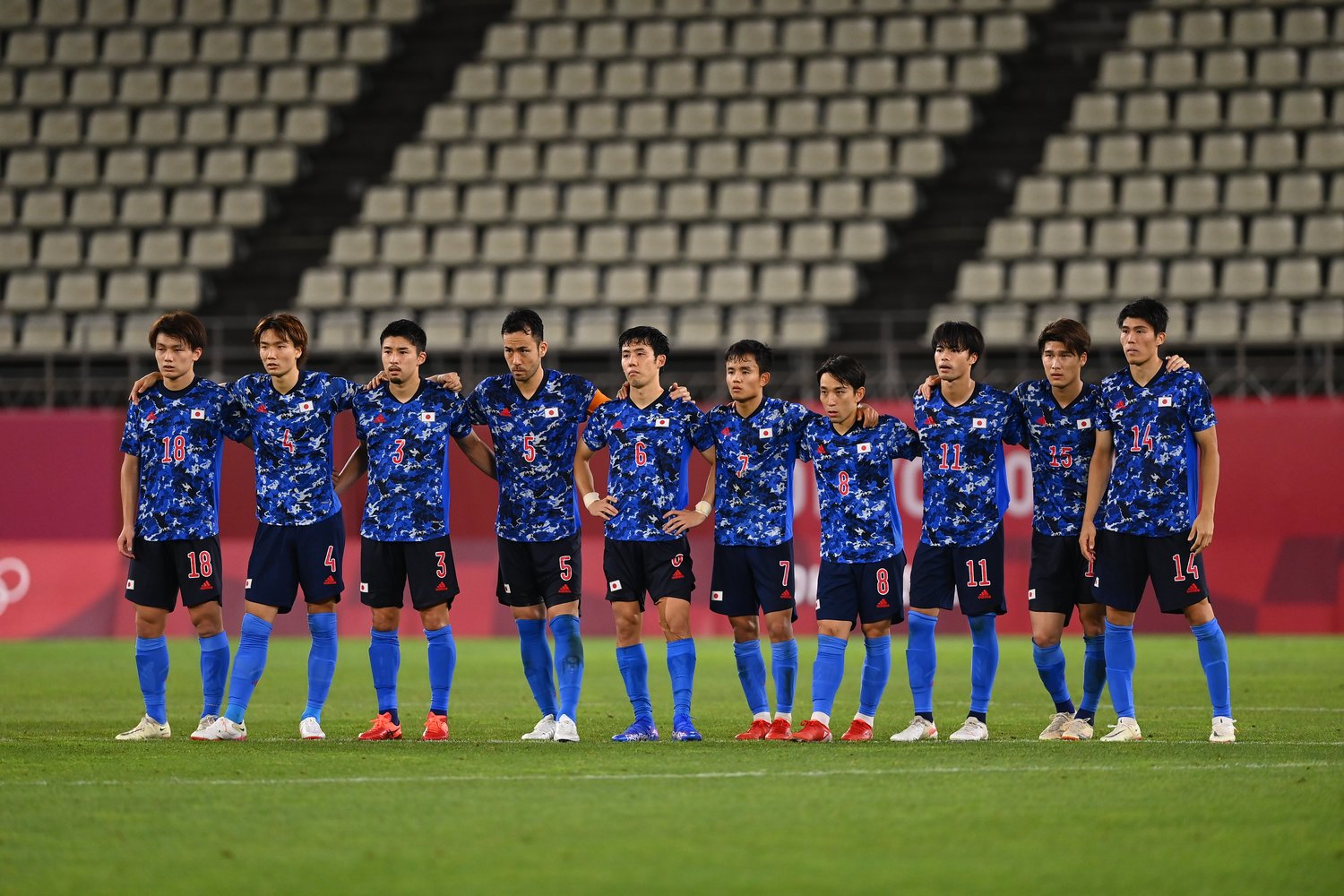 固唾をのんでPK戦を見守る東京五輪代表のメンバーたち　©JMPA