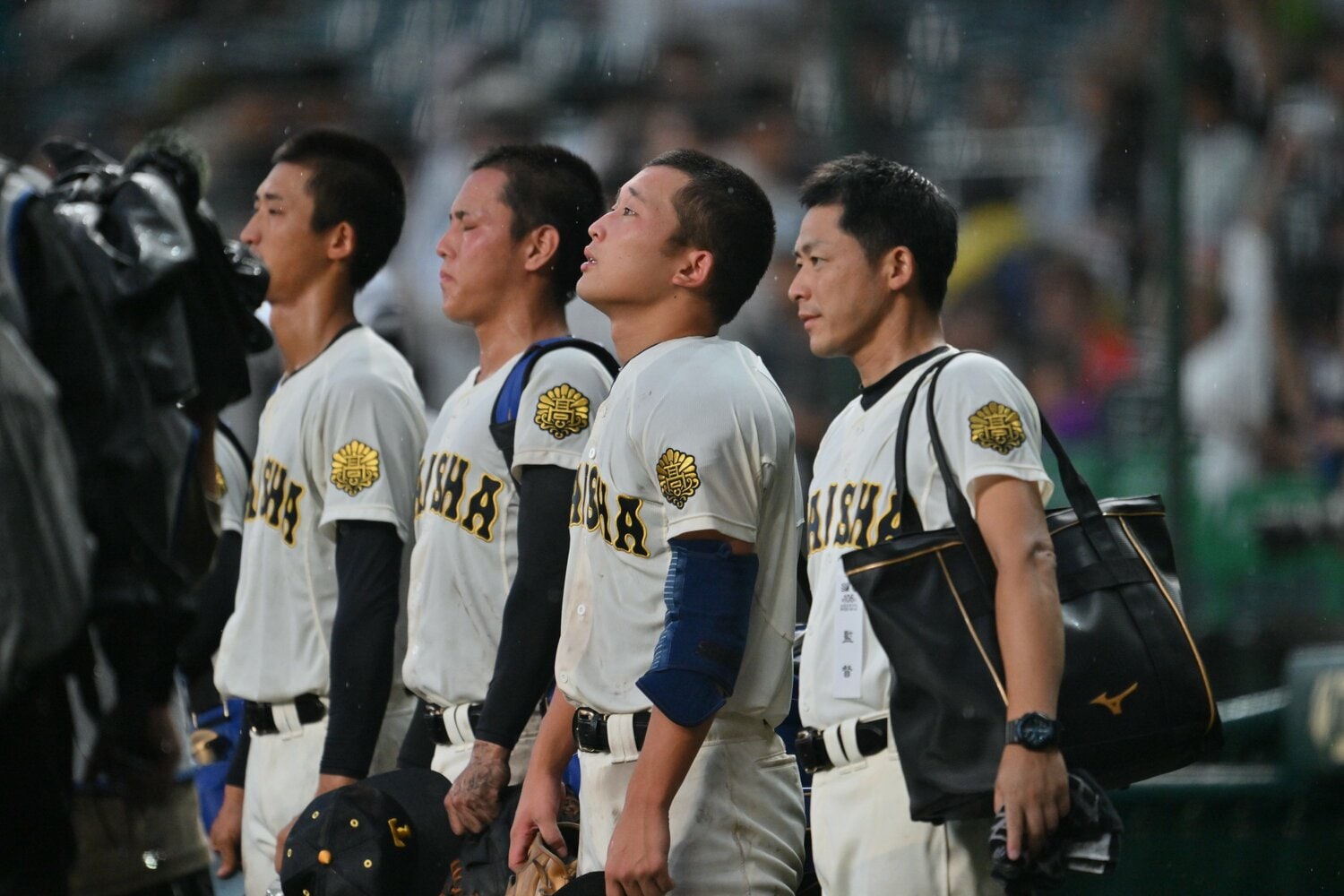 神村学園との試合後、一塁ベンチ前で涙をこらえるエースの馬庭（右から2番目）©︎Hideki Sugiyama