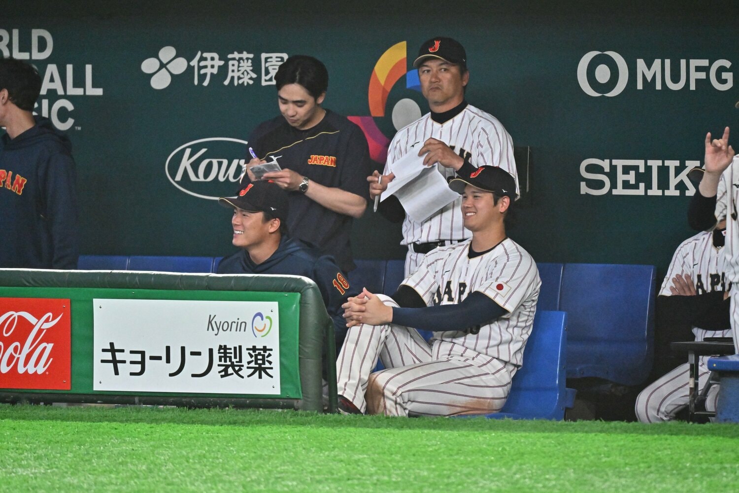 韓国戦のベンチの様子。大谷の後ろが金子誠ヘッドコーチ　©Hideki Sugiyama