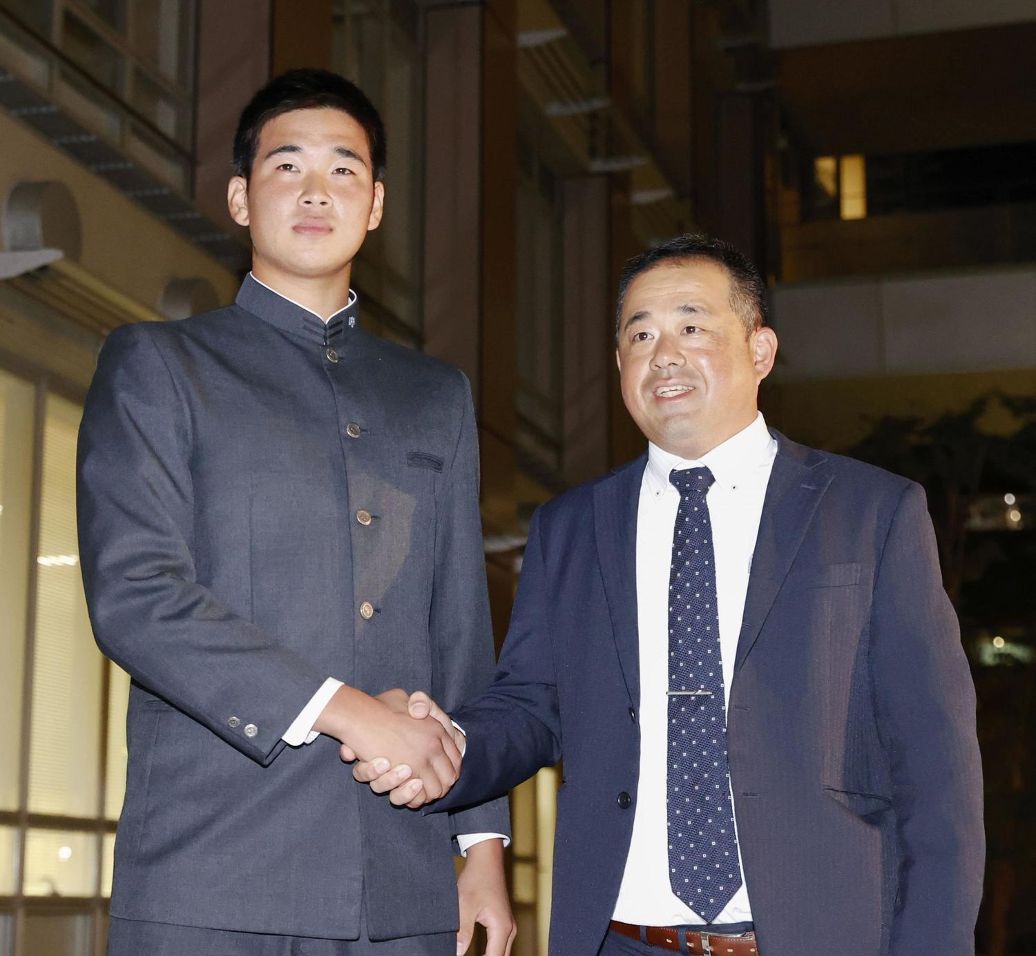 山下のドラフト1位指名を喜ぶ八木監督（右）©Kyodo News