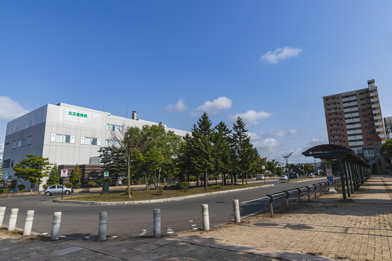 キレイなロータリーの先には北広島病院があった