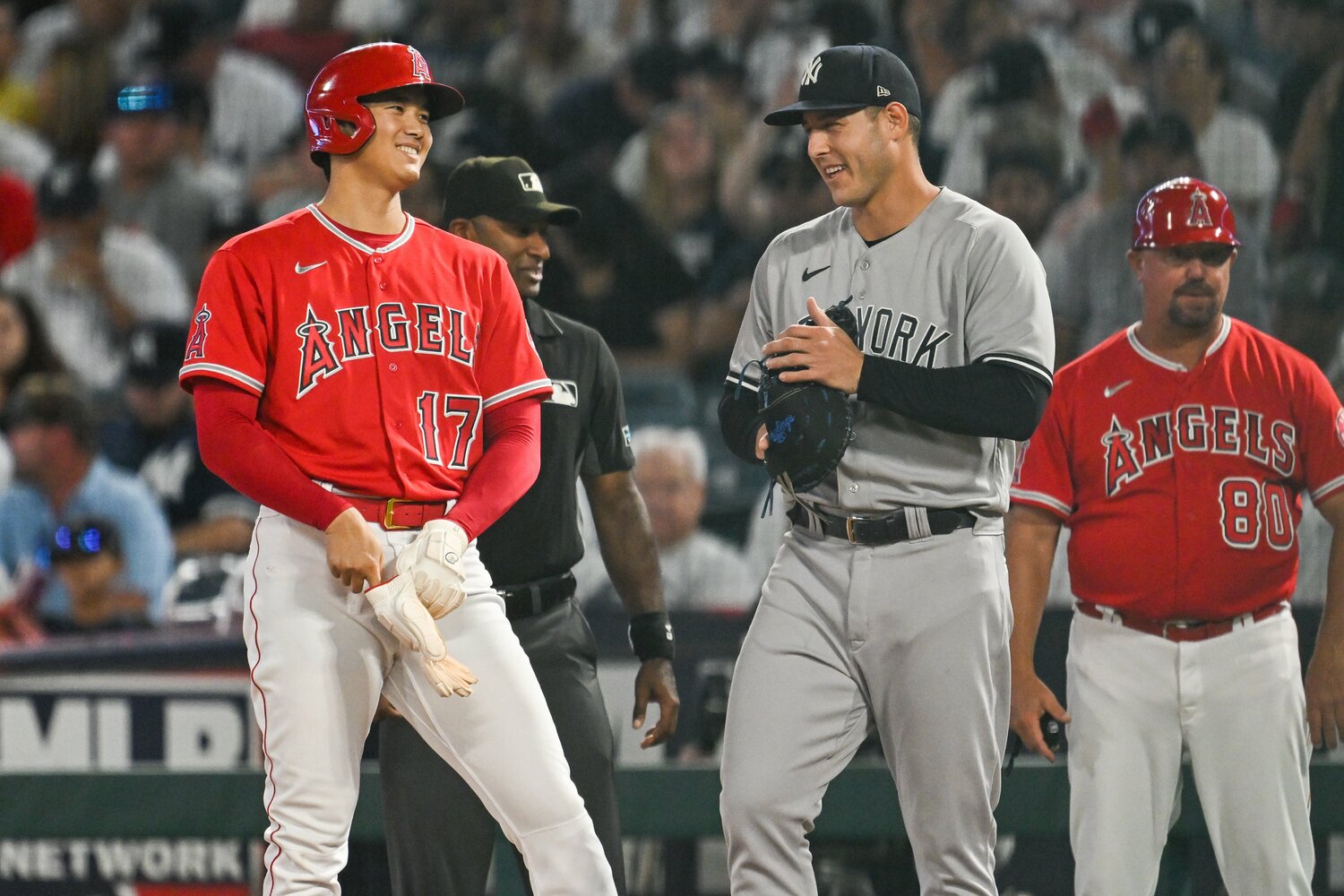 22年8月、ヤンキースの一塁手リゾと談笑　©Nanae Suzuki