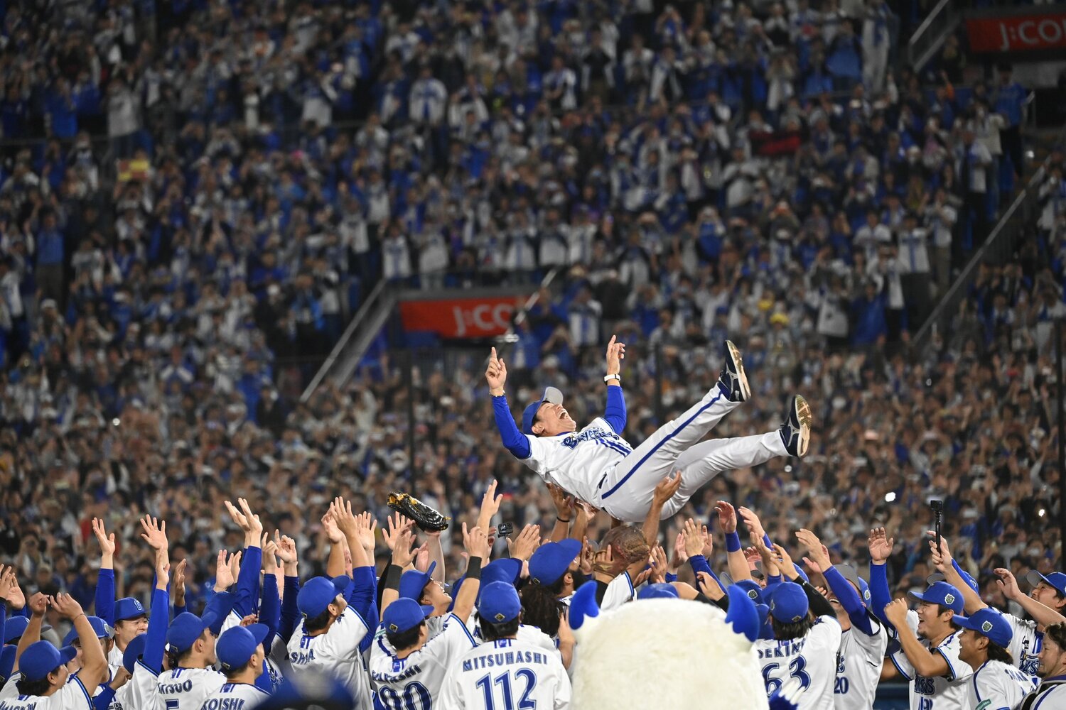 26年ぶりの日本一に輝いたDeNA。三浦大輔監督が横浜の空に舞った　©︎Naoya Sanuki