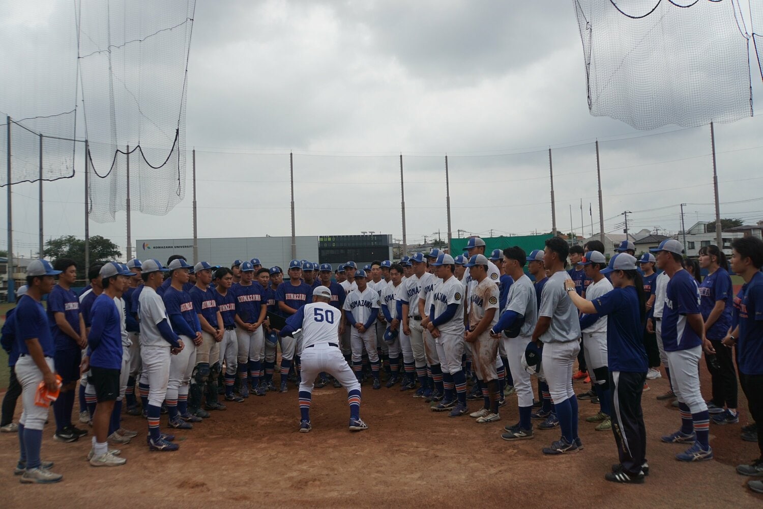 円陣では選手全員が食い入るように香田を見つめ、言葉に耳を傾ける ©Kei Nakamura