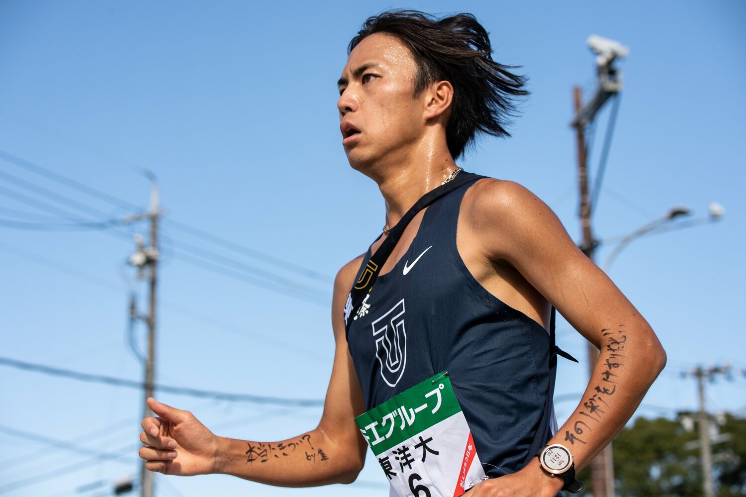 全日本大学駅伝では4区に出走して区間賞を獲得。腕には「その1秒をけずりだせ!!」のメッセージが　©Nanae Suzuki