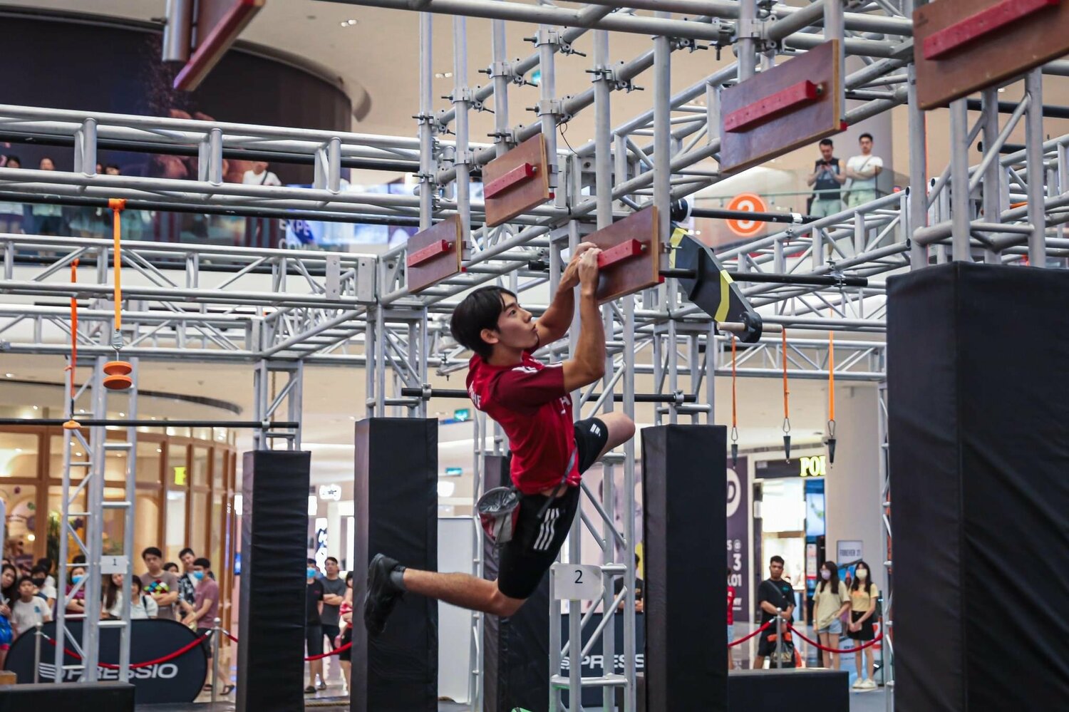 日本でも人気のTBS系『SASUKE』のようにも見えるが、より競技性が高い ©O-Zone Fitness