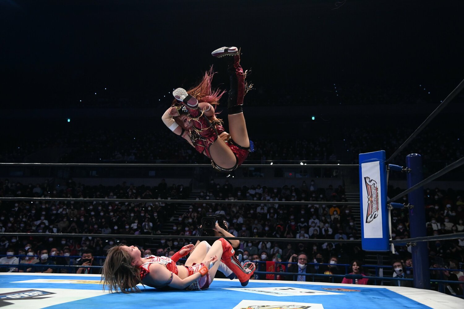 岩谷麻優とのIWGP女子王座戦。フィニッシュとなったインセイン・エルボー　©新日本プロレス