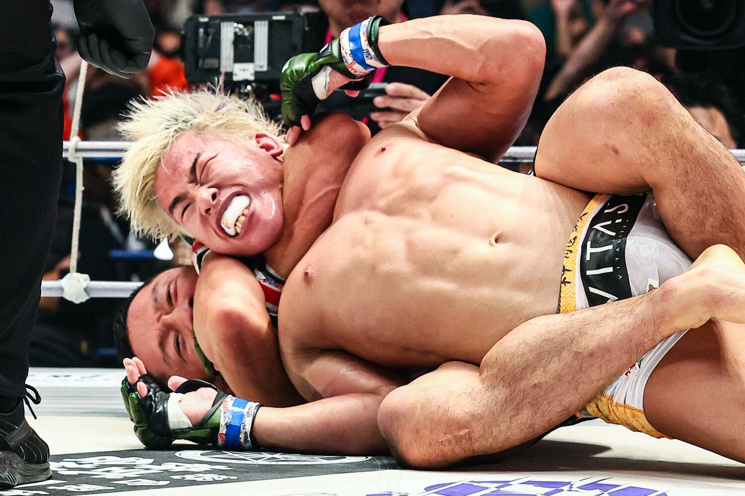 堀口恭司のリアネイキッドチョークが極まった瞬間　©RIZIN FF Susumu Nagao