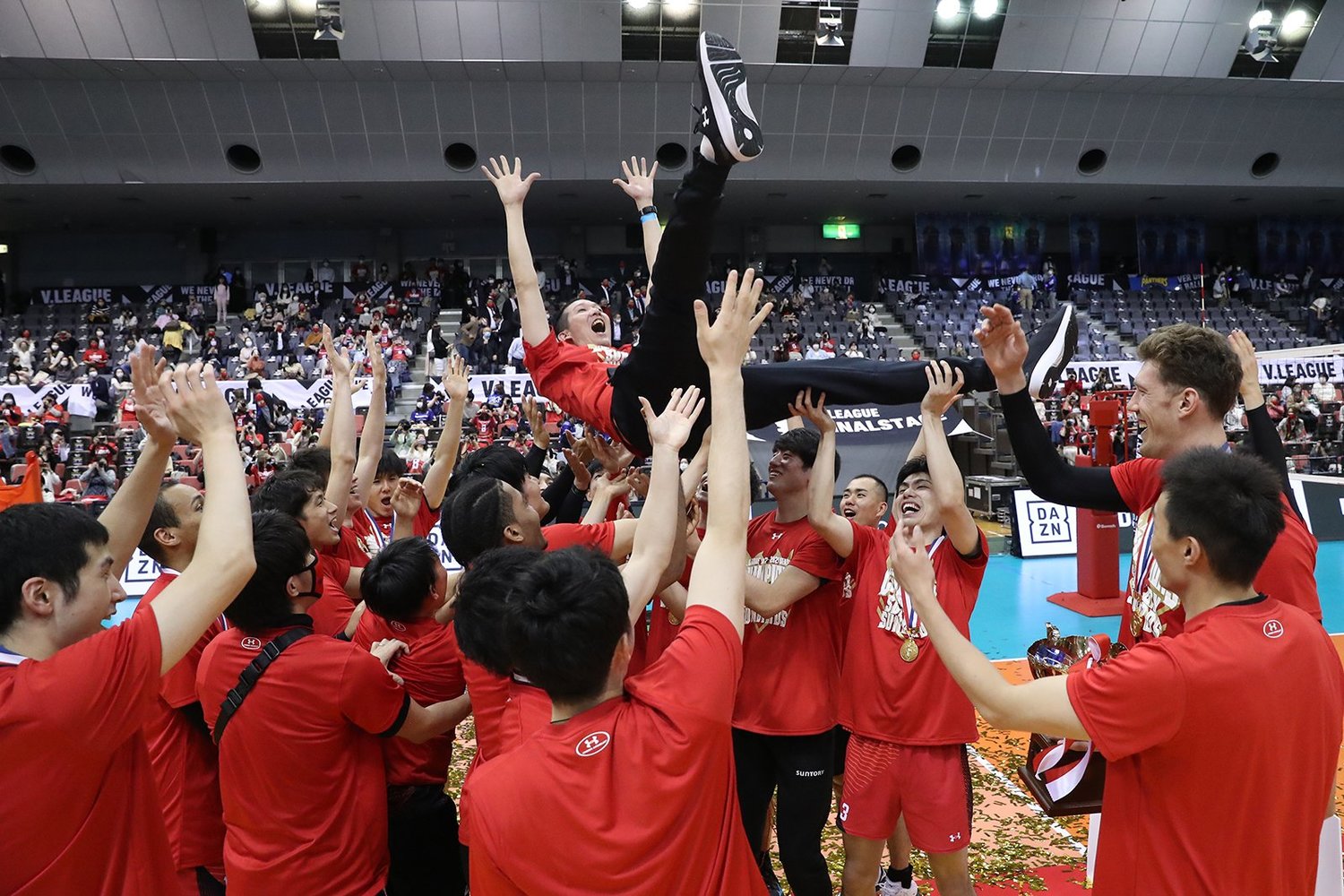 胴上げされる山村監督　©︎V.LEAGUE