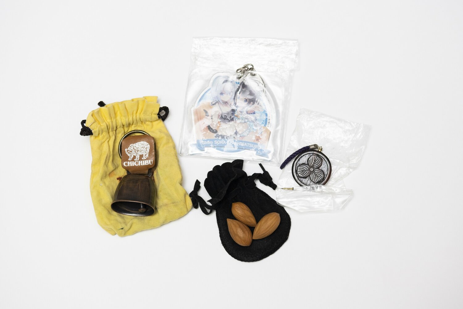 熊鈴や榧(カヤ)の実など。「気休め」程度に持ち歩いているという ©Tomosuke Imai