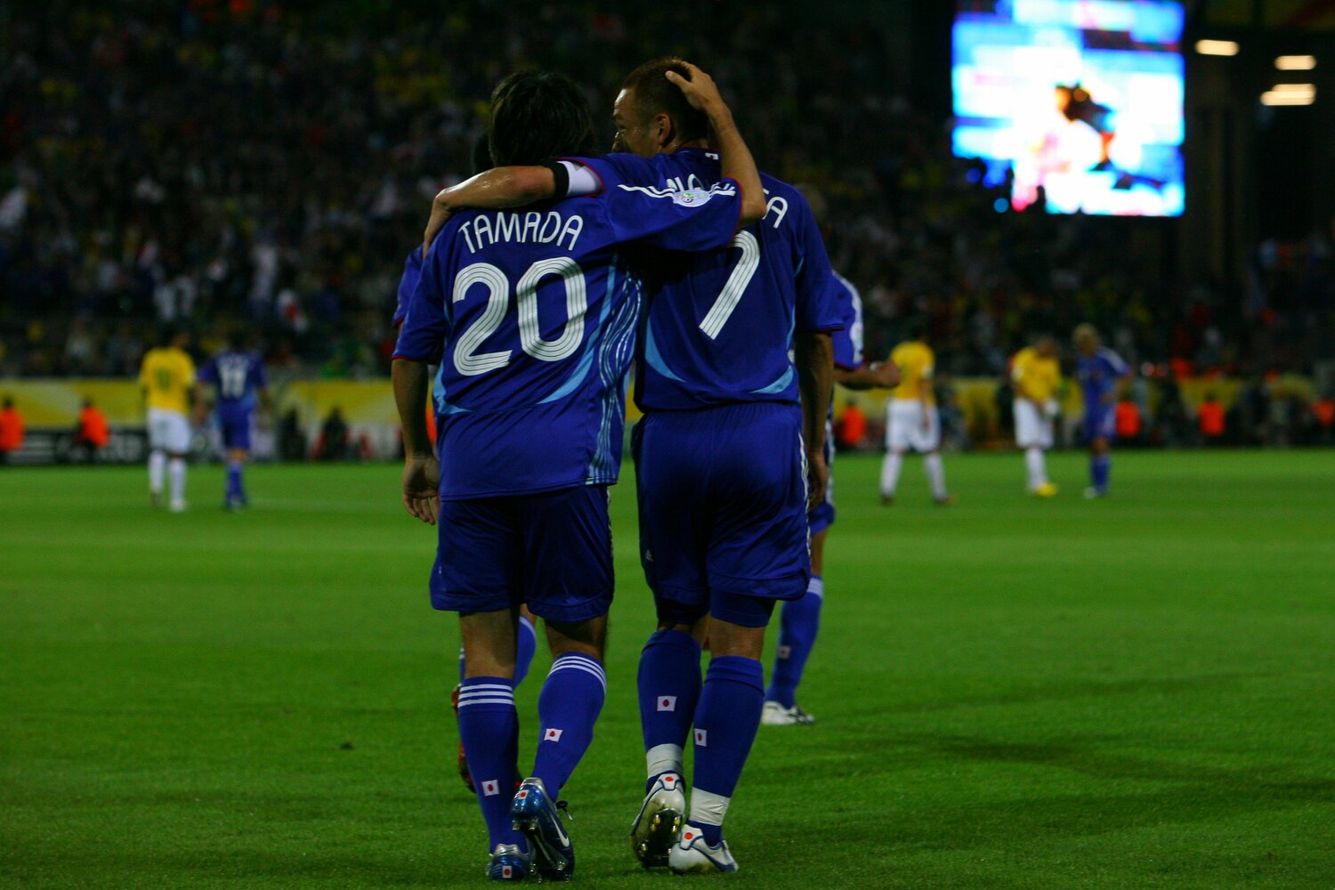 2006年ドイツW杯ブラジル戦でゴールを決め、中田英寿から祝福される玉田圭司　©︎JMPA