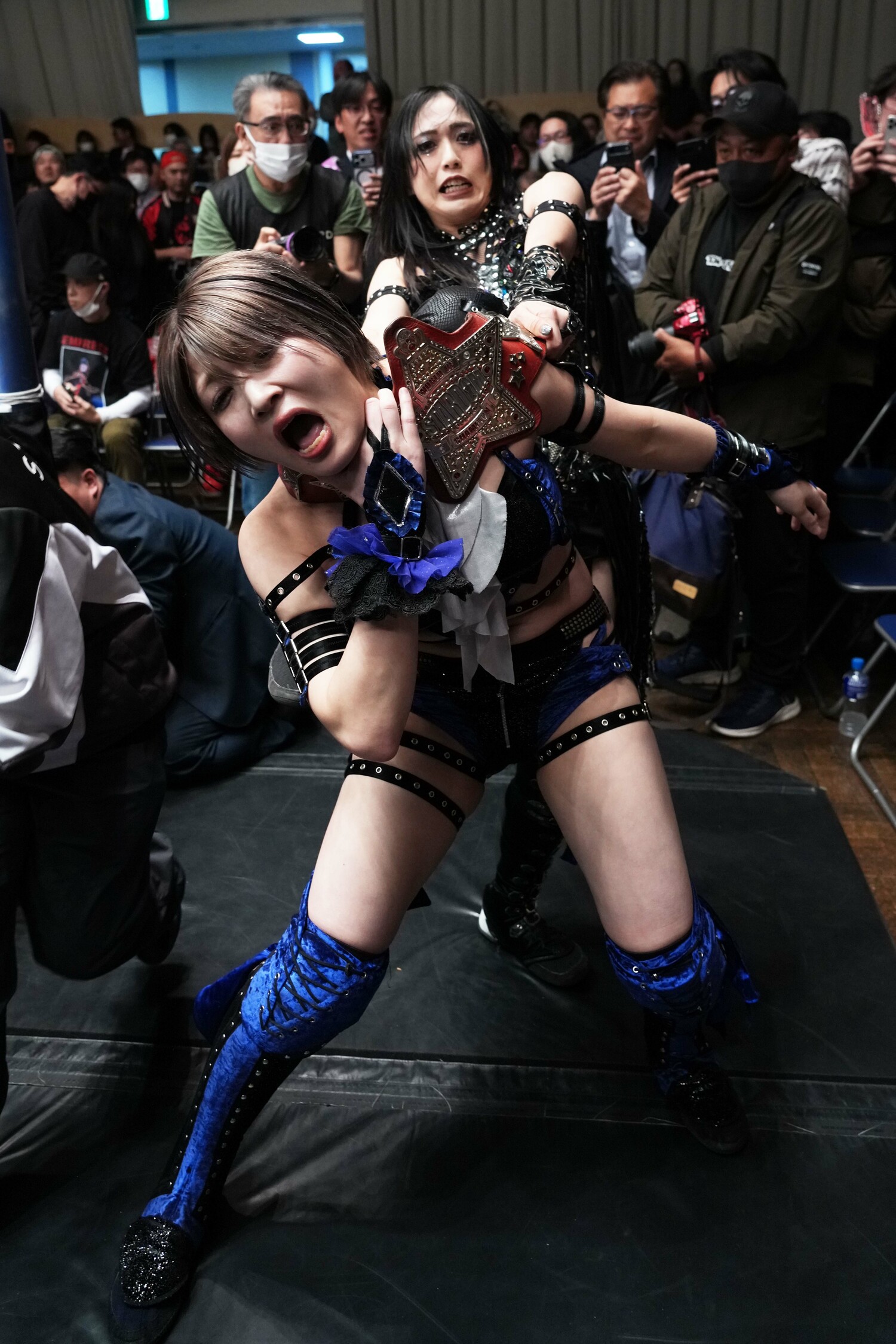 赤いベルトを使って安納サオリを絞め上げる上谷沙弥。12月8日、後楽園ホール ©Essei Hara