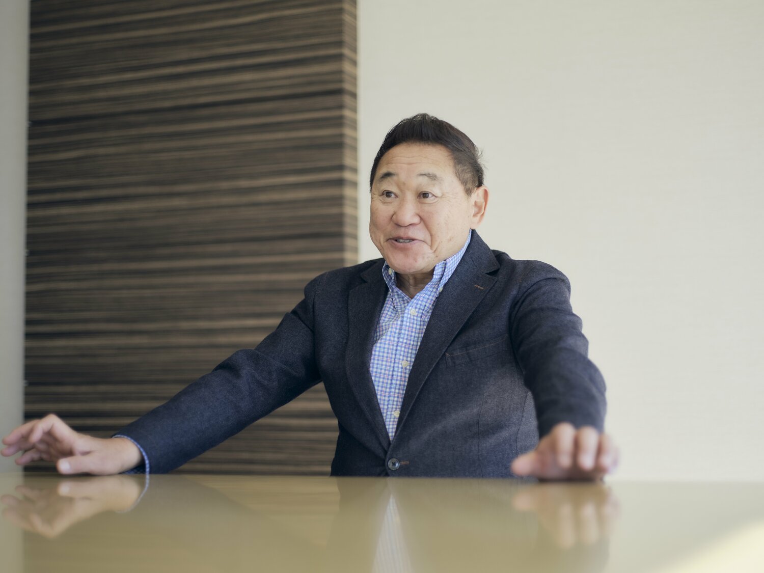 インタビューも解説のごとく豪快な話しぶりの松木さん　©Yuki Suenaga